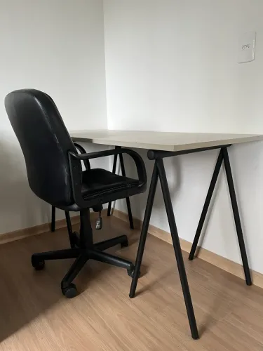 Mesa e cadeira escritório