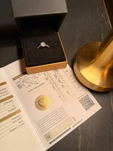 ANEL de ouro branco com diamantes
