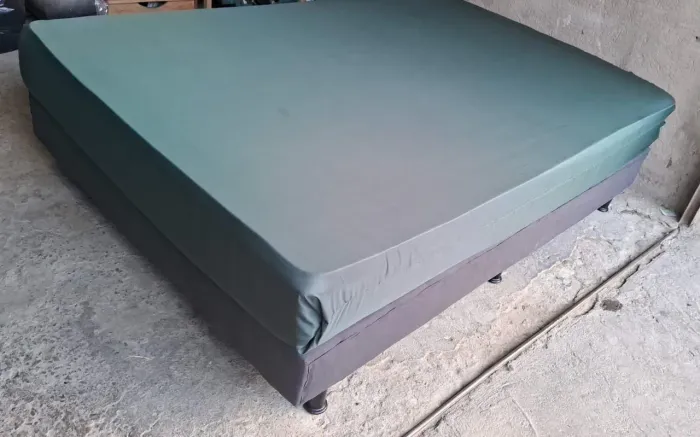 Cama casal grande com colchão