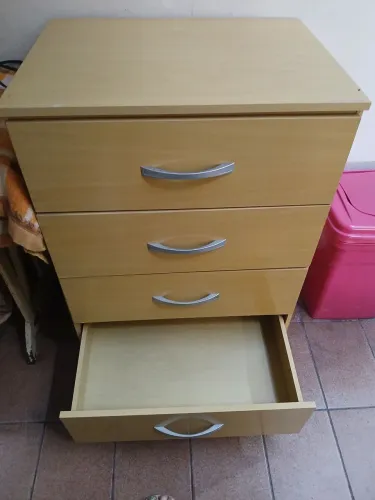 Vendo cômoda em bom  estado com uma pequena avaria . 100,00