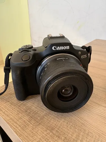 Canon EOS R100 + Lente RF-S 18-45mm - Excelente Estado