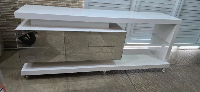 Vendo Rack Branco em Bom estado.