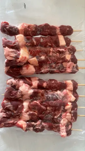 Espetinhos de carne e linguiça 