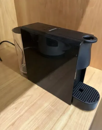 Cafeteira Nespresso Essenza Mini C30 + cápsulas