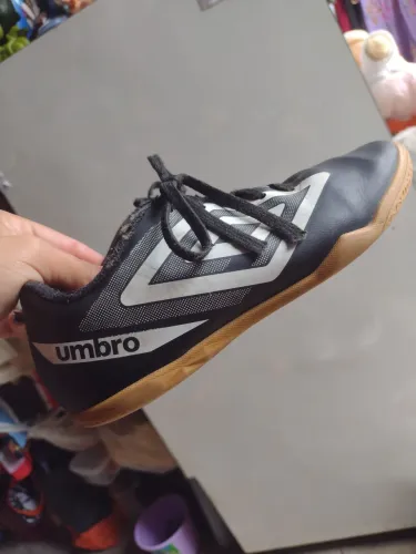 Chuteira society Umbro n°33