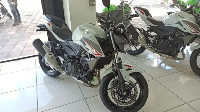 Z400 2022 Pearl Robotic White, único dono, pouca KM