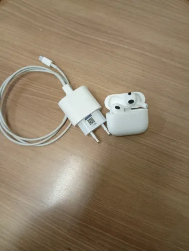 Vendo fone AirPods 4 com cancelamento de ruído e carregador original.