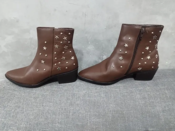 Bota cano curto marrom.