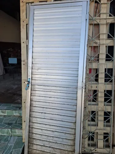 Porta de alumínio fechada tamanho 80 x 210 valo $400 só ligar *71 ou zap