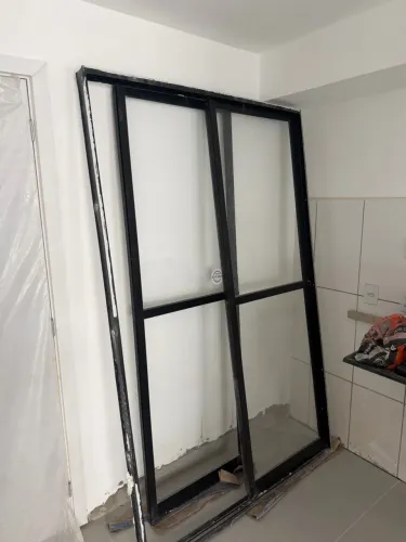 Porta de Correr de Alumínio Preto com Vidro - Nova