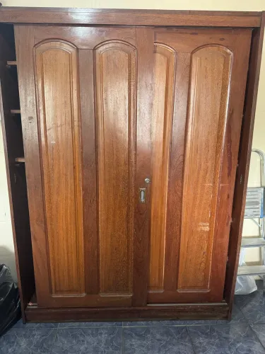 Vendo armário de madeira usado