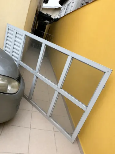Lindo portao de aluminio e vidro