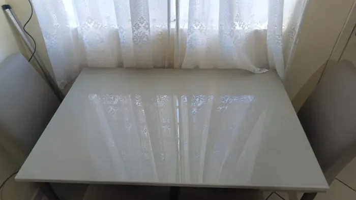Mesa com 04 cadeiras estofadas ,em.otimk estado
