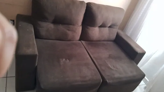 Vendo sofá 2 lugares retrátil, cor marrom.