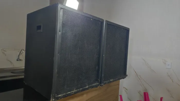 Vendo 2 caixas de som cm 2 tornado 2200