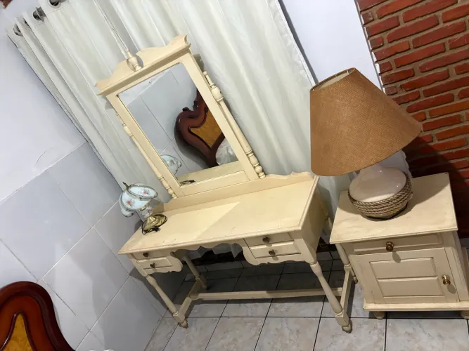 Penteadeira com espelho e criado mudo madeira maciça antiga 