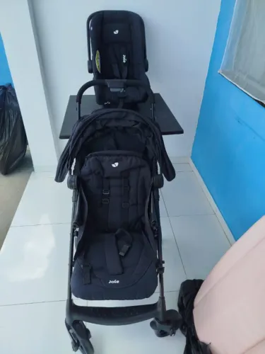 Carrinho de Bebê com Bebê conforto Joie