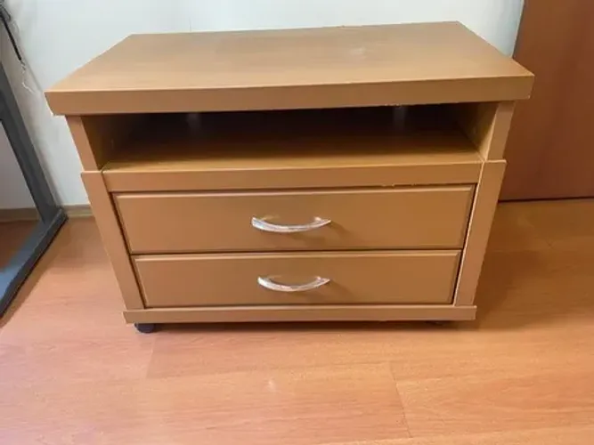 Rack com 2 gavetas e 4 rodizios em madeira