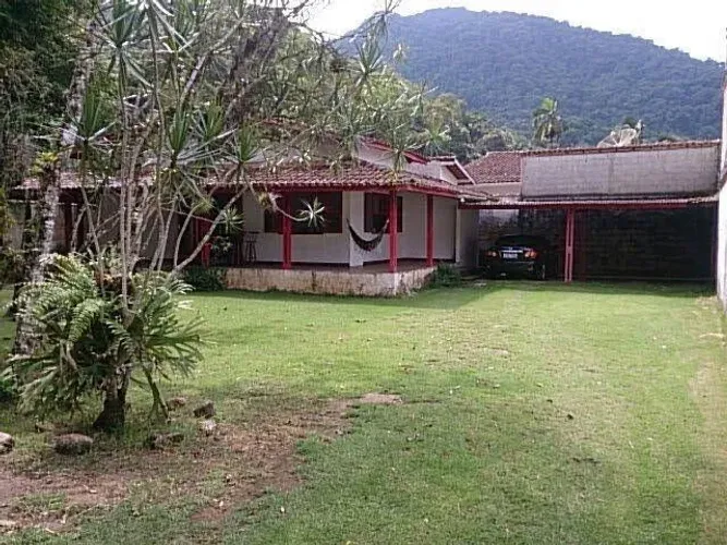 Casa térrea toda avarandada com amplo jardim 