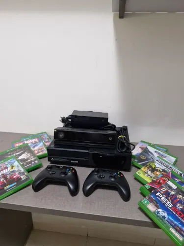 Xbox One + 2 Controles + 9 Jogos