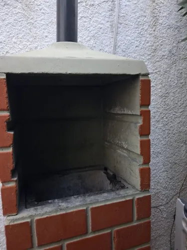Churrasqueira pre moldada com acabamento externo tijolinho medindo 45×65×36 cm.