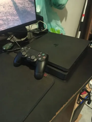PS4 1TB - 1 controle e 3 jogos