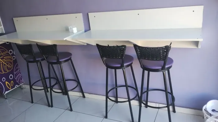 Vendo mesa, cadeiras e suporte pra açaí.