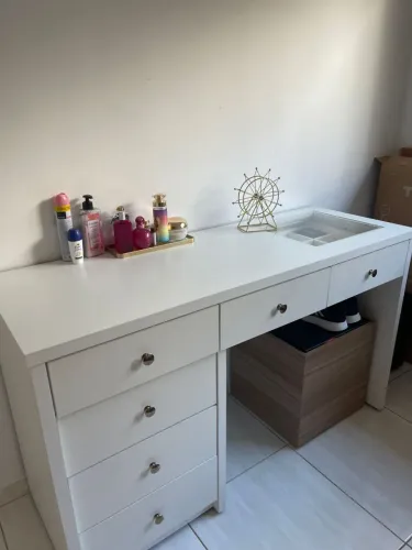 Vendo  penteadeira  de MDF feita sobre medida. 