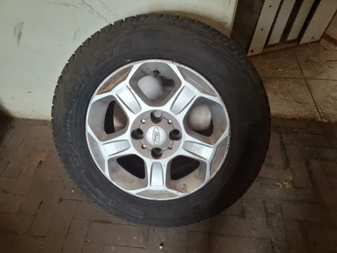 Uma Roda com pneu Ecosport