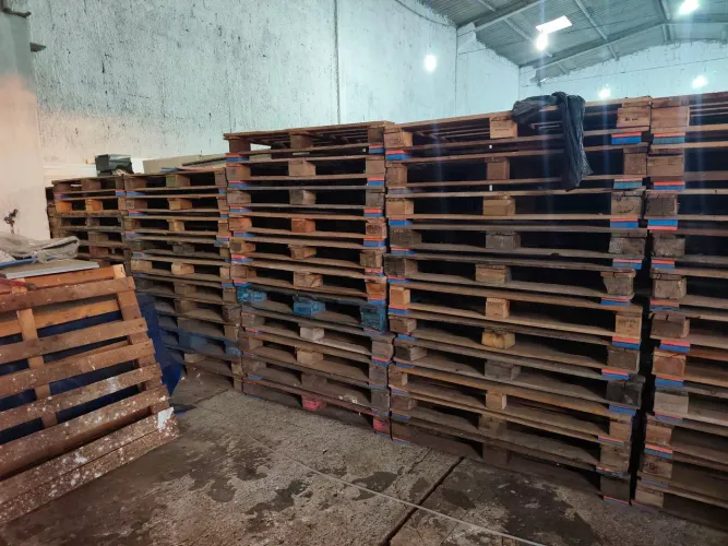 Vendo completo de pallets em bom estado e estrutura firme. São cerca de 80% PBR