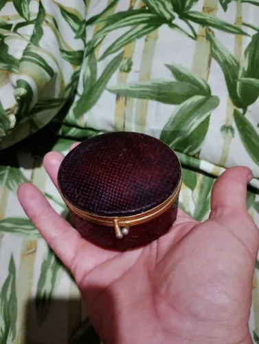 Porta jóia da década 60 feito de couro de cobra.