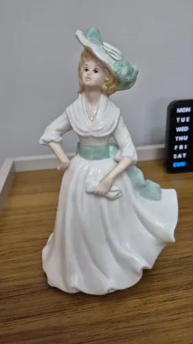 ESTATUETA DE PORCELANA ROYAL DOULTON MARGARET
