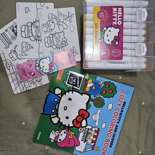 Kit Hello Kitty: Estojo 60 Canetas Art Marker + Livro Cozy Coloring Book