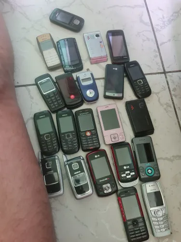 22 celular antigo pra coleção só o lote ou 150.00 cada