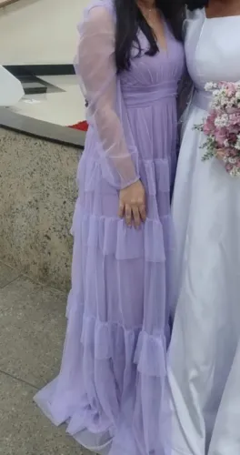 Vestido de festa lilás.