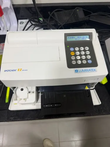 Máquina para bioquímica veterinária Spotchem Ez - Lumiratech - Usada e sem agravos