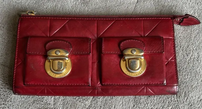 CARTEIRA MARC JACOBS COURO VERMELHA FERRAGENS DOURADAS