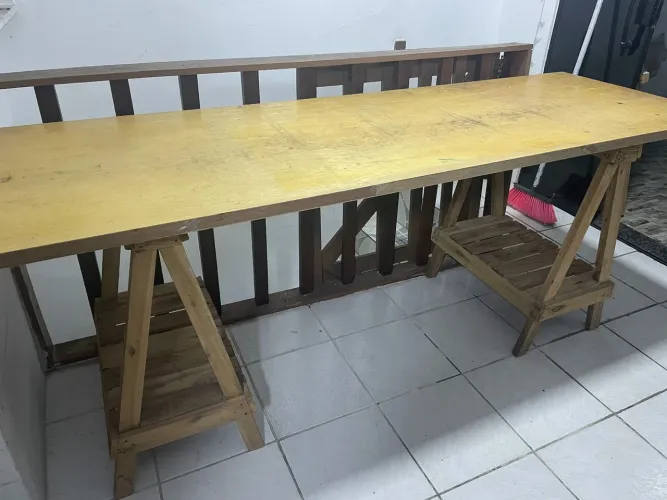 MESA COM CAVALETE