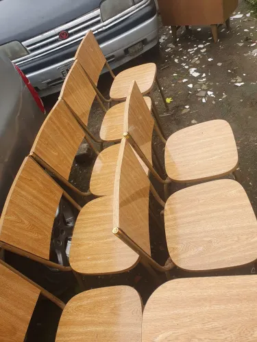 Mesa dobrável com 8 cadeiras antigas