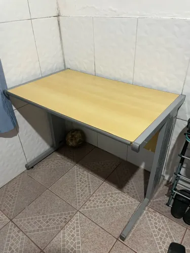 Mesa de Escritório com Estrutura Metálica