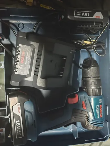 Parafusadeira e furadeira Bosch 18v , com duas baterias