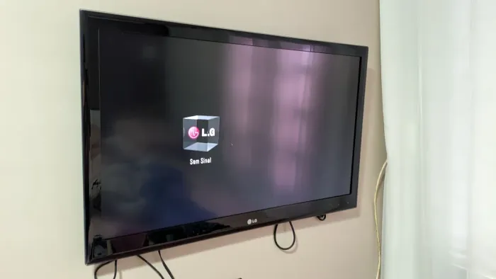 TV LG 42 com HDMI (Não é Smart, mas pega interne)