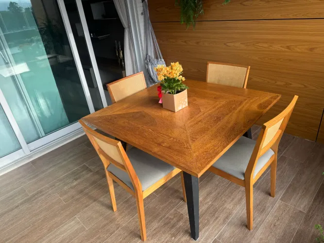 Vendo belíssima mesa com 4 cadeiras. A mesa feita em angelim 