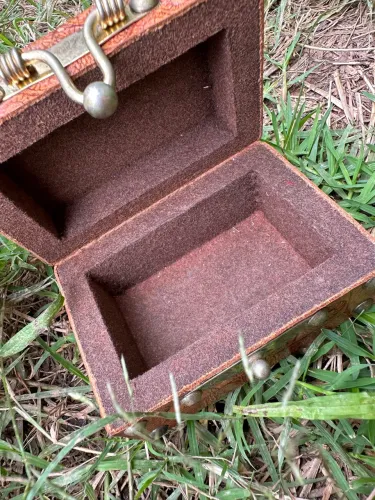 Miniaturas  baú antigo em madeira revestimento de couro 
