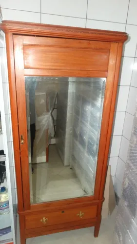 Guarda-Roupas de Solteiro em Madeira Maciça com espelho e gaveta - Peça de Época