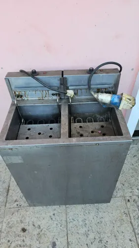 ? FRITADEIRA ELÉTRICA INDUSTRIAL COM 2 CUBAS - AÇO INOX ?