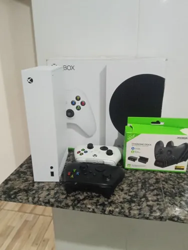 Xbox séries S com dois controles e apenas 3 meses de uso