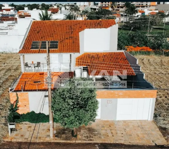 Casa estilo sobrado para locação e venda no Bairro Jardim Karaiba