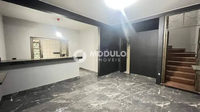 Casa residencial disponível para locação no bairro Brasil.