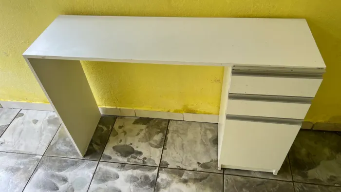 Vende se mesa manicure